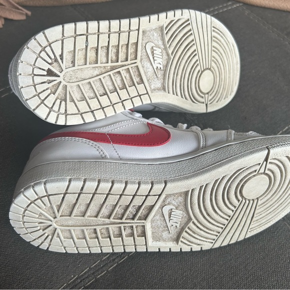 Nike White and Red Sneakers Classic Low-Cut Design - Picture 8 of 8